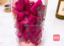 Illustration of how to make dragon fruit milkshake 3