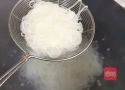 Illustration of how to make spicy chicken soup noodles 8