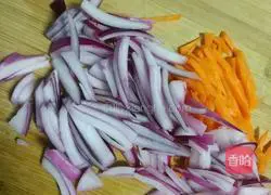 Illustration of how to make fried pasta with tomato sauce 1