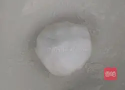 Illustration of how to make wolfberry fermented meatball soup 3