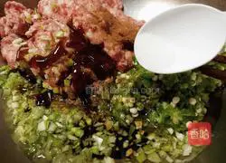 Illustration of how to make dumplings stuffed with pork and okra 8