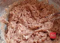 Illustration of how to make mutton and carrot dumplings 4