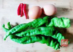 Illustration of how to make fried eggs with pepper 1