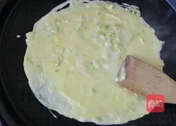 Illustration of how to make chive egg pancake 9