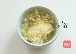 Illustration of how to make Guiyuan Lotus Seed Tremella Sugar Water 2