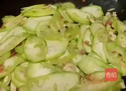 Illustration of how to make ham, mushroom and luffa soup 5