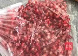 Illustration of how to make pomegranate juice 7