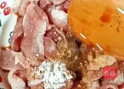 Illustration of how to stir-fry pork with luffa 5