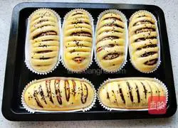 Illustration of how to make bean paste bread 10