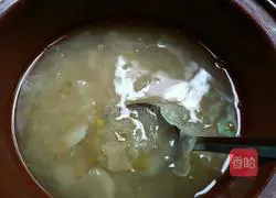 Illustration of how to make mung bean, lily and tremella soup 10