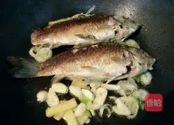 Stewed crucian carp soup Practice illustration 7