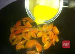 Illustration of how to make tomato and egg drop soup 5