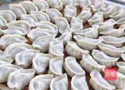 Illustration of how to make dumplings stuffed with pork and pickled cabbage 11