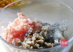 Illustration of how to make sea cucumber, shrimp and meat wontons 4