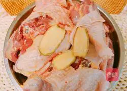 Recipe for fresh taro, snail slices, black beans, gorgon seeds, yellow essence, tea tree mushrooms and hen soup 4