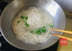 Illustration of how to make noodles in sour soup 3