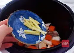 Illustration of how to make pork ribs, yam and carrot soup 6