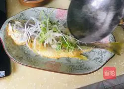 Illustration of how to make steamed yellow croaker 5