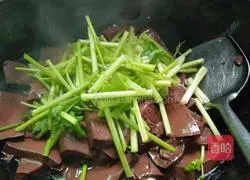 Illustration of how to make garlic, celery and pig blood 9