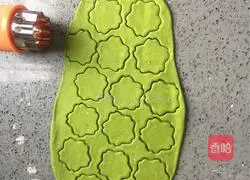 Illustration of how to make colorful hand-made noodles 15