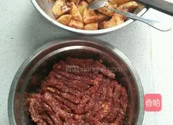 Illustration of how to make steamed pork with fermented bean curd and powder 5