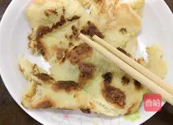 Illustration of how to make banana egg pancake 9