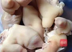 Illustration of how to make lotus root and pig's trotters soup 1