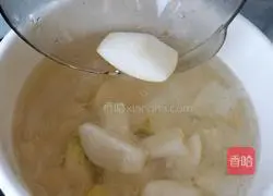 Illustration of how to make Tremella and Snow Pear Soup 8