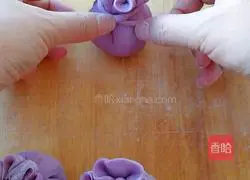 Illustration of how to make purple sweet potato paste lucky bag 8