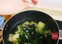 Illustration of how to make asparagus tofu soup 13