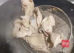 Illustration of how to make astragalus and angelica chicken soup 2