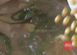 Soybean and pig's trotters soup recipe 7