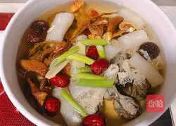 The most nutritious [Three-bacteria rattle snails, bamboo fungus slices and braised black-bone chicken] Practice illustration 5