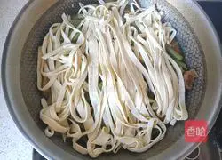 Illustration of how to make potato stew, beans and braised noodles 12