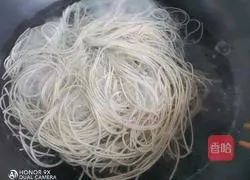 Illustration of how to make noodles with scallion oil 1
