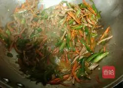 Illustration of how to make fried noodles with green pepper and shredded pork 8