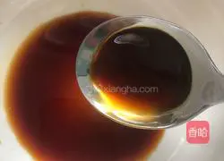 Illustration of how to pour oil on dumpling skins and noodles 6