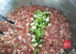 Illustration of how to make steamed pork and green pepper dumplings 4