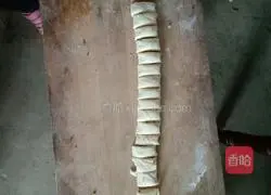 Illustration of how to make onion-flavored flower rolls 7