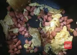 Illustration of how to make ham and egg fried noodles 8