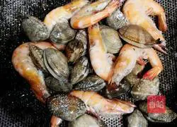 Illustration of how to make sea cucumber, shrimp and clam skin soup 3