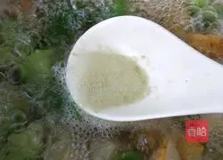 Illustration of how to make green radish and snow pear soup 12