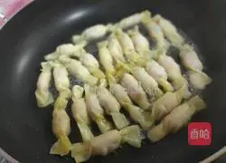 Illustration of how to fry wonton candies 9