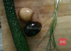 Illustration of how to make preserved egg and cucumber soup 1