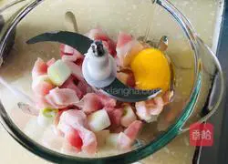 Illustration of how to make big meat wontons 1