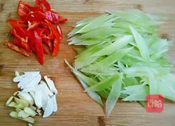 Illustration of how to stir-fry lettuce and meat 2
