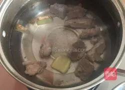 Illustration of how to make carrot, corn and pork bone soup 6