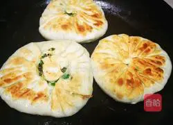 Leek and Egg Vermicelli Cake Recipe Illustration 6