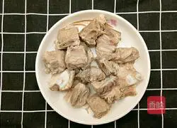 Illustration of how to make bamboo fungus and corn ribs soup 1