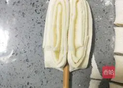 Illustration of how to make silver silk flower rolls 16